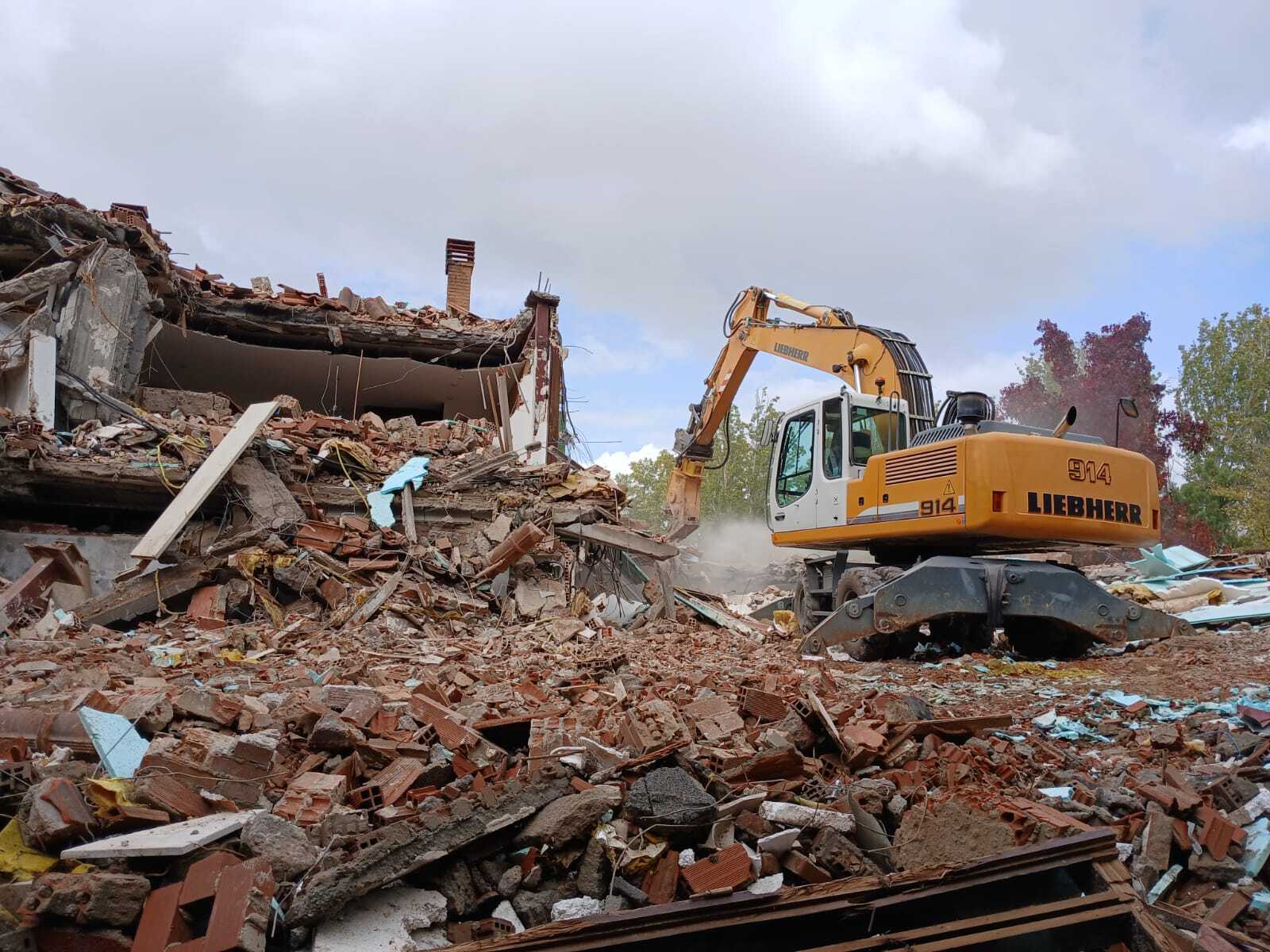 imagen de demolición con una grúa de demolición imagen de demolición con una grúa de demolición