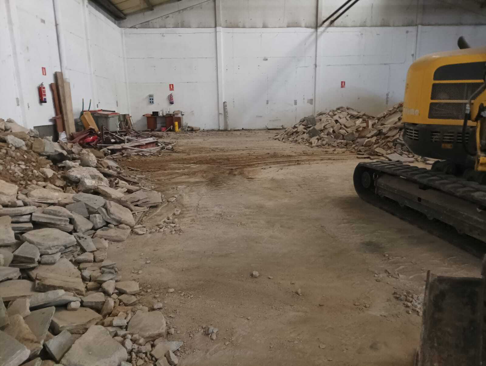 Cargue escombro proveniente de la demolición Mecanica de piso Cargue escombro proveniente de la demolición Mecanica de piso